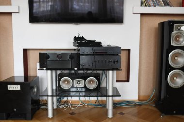 Ev hoparlörü. Düz Ekran TV ile Modern Ev Tiyatrosu İçi