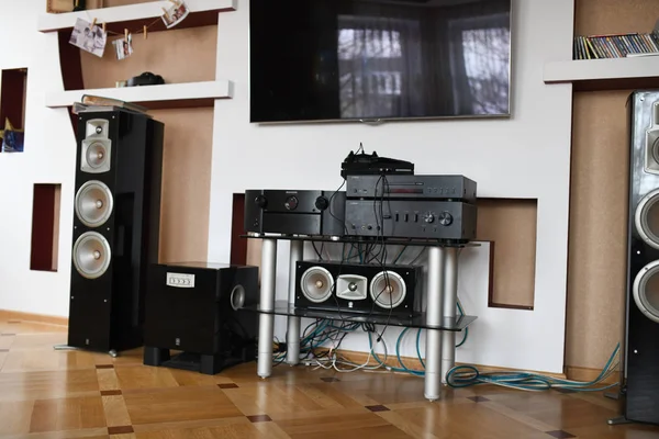 Ev hoparlörü. Düz Ekran TV ile Modern Ev Tiyatrosu İçi