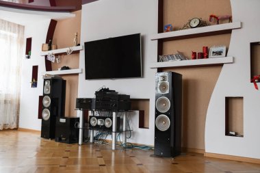 Ev hoparlörü. Düz Ekran TV ile Modern Ev Tiyatrosu İçi