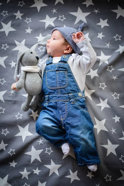 Летящий ребенок в звездном небе. Смешной ребенок на голубом звездном фоне — стоковое фото