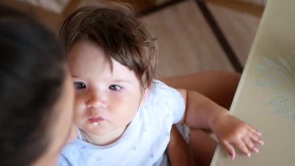 Μαμά Ταΐζει Κουάκερ Χυλό Μούρα Υγιεινό Πρωινό Για Μωρό Μαμά — Αρχείο Βίντεο