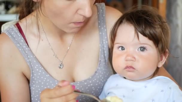 Das Mädchen Isst Haferbrei Aus Einem Kochlöffel Verwendung Für Kindgerechtes — Stockvideo