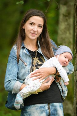 Anne kotlu ve bebekli. Anne ve küçük kızı Park