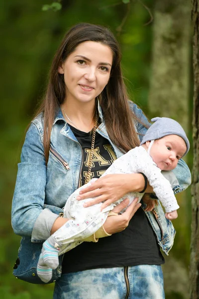 Anne kotlu ve bebekli. Anne ve küçük kızı Park