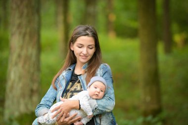 Anne kotlu ve bebekli. Anne ve küçük kızı Park