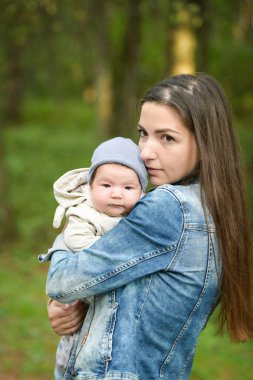 Anne kotlu ve bebekli. Anne ve küçük kızı Park
