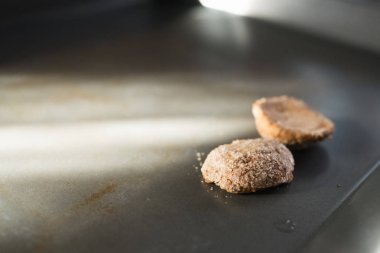 Şekerli kurabiye. Fırında pişen kurabiyeler. Sığ benekli yakın plan.