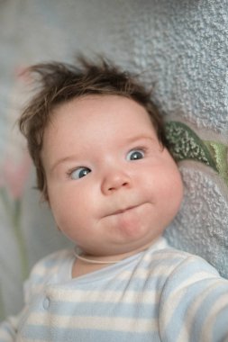 Bebeğin gözleri şaşı. Bebeğin gözlerinde özel sorunlar var. Miyop, astigmat, şaşı..