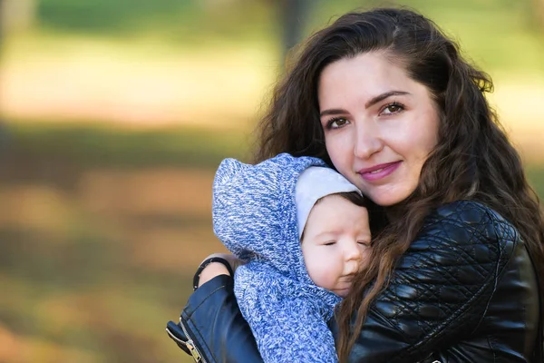 Anne ve uyuyan bebek. Yeni doğmuş bebek bir kızın omzunda uyuyan neşeli bir annenin yakın plan portresi mutlu, sevgi dolu bir aile, yeni bir hayat kavramı. Annemde uyuyordum. — Stok fotoğraf