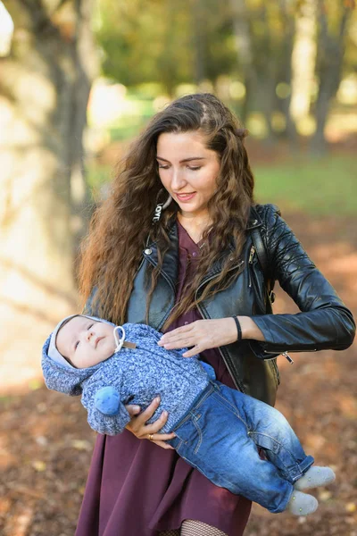 Anne ve uyuyan bebek. Yeni doğmuş bebek bir kızın omzunda uyuyan neşeli bir annenin yakın plan portresi mutlu, sevgi dolu bir aile, yeni bir hayat kavramı. Annemde uyuyordum. — Stok fotoğraf