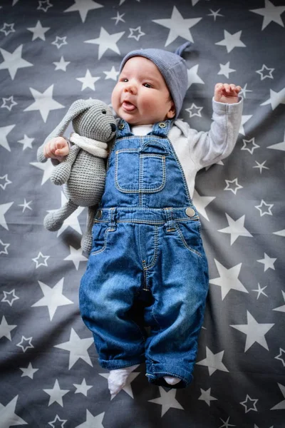 Bebé estrella. El niño yace con las estrellas. sueños nocturnos del bebé . — Foto de Stock