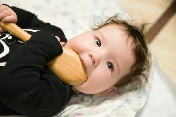 La dentición en un niño. picazón de dientes. roe una cuchara. Mis encías están picando, voy a conseguir algunos dientes pronto . — Foto de Stock