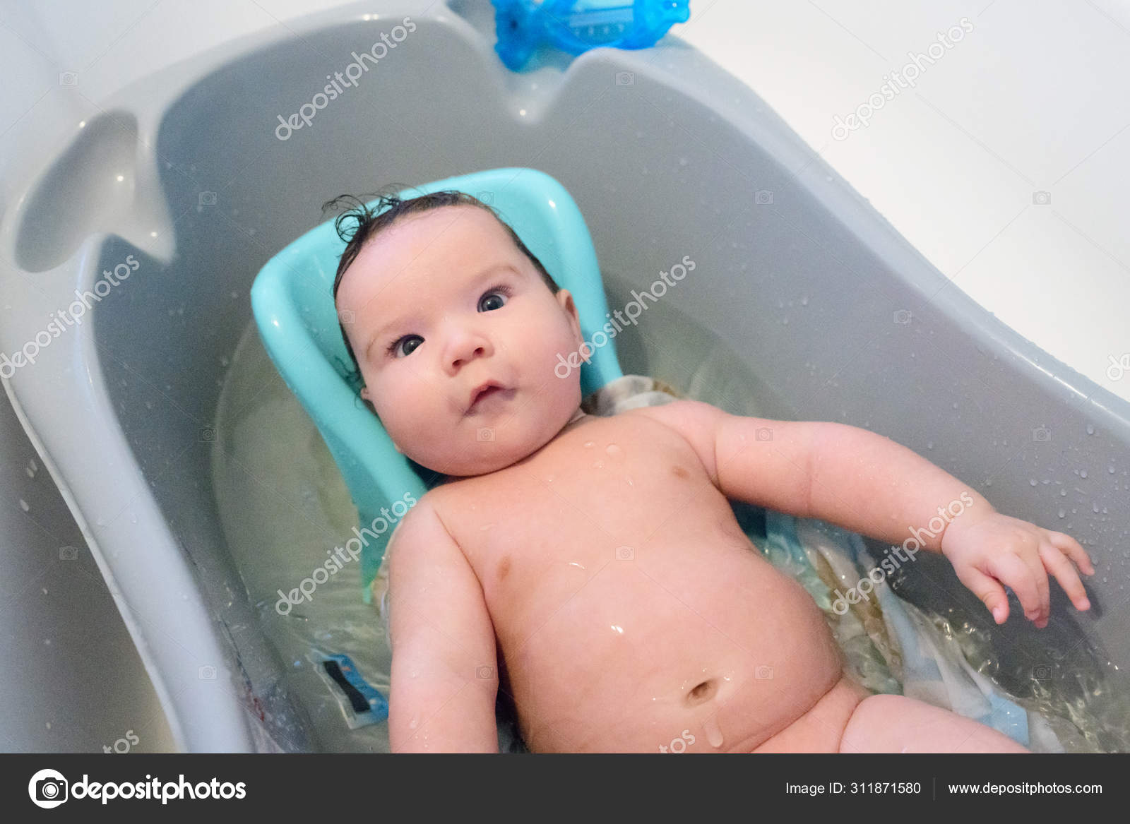 Baigner Bebe Dans Le Bain Pere Baigne Son Fils Dans Un Petit Blanc Image Libre De Droit Par Kay4yk Gmail Com C