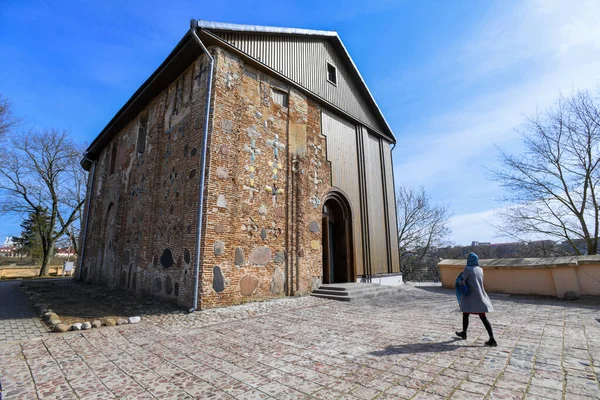 A lány elmegy a templomba, imádkozik. Jön egy szent helyre — Stock Fotó