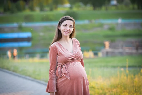 Gezinti güvertesinde poz veren kız. Bir kız gezinti güvertesinde yürüyor. Genç bir kız çitin yanından geçiyor. — Stok fotoğraf