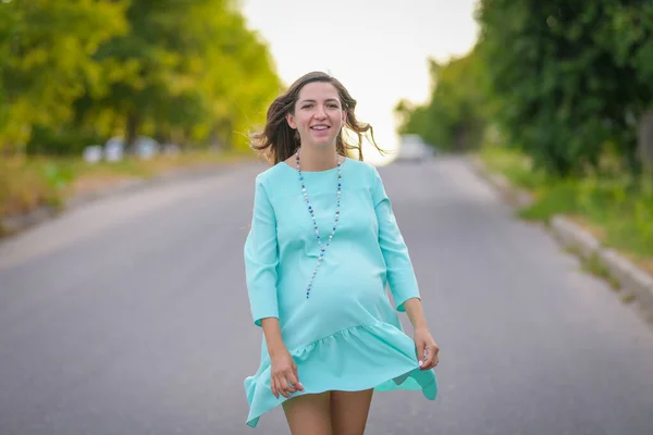 Giovane donna incinta godendo la vita all'aria aperta in estate — Foto Stock