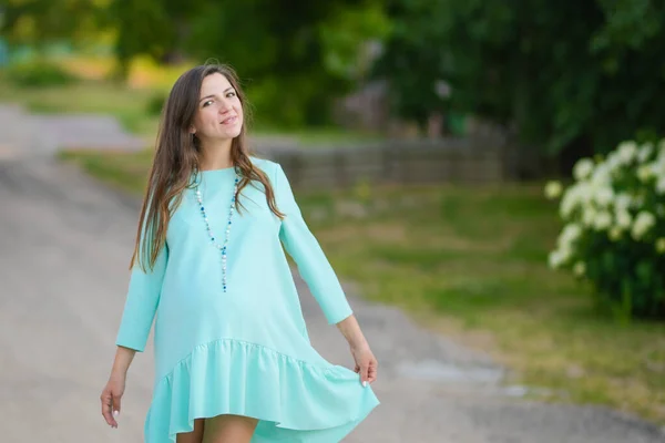 Young pregnant woman enjoying life outdoors in summer — Stock Photo, Image