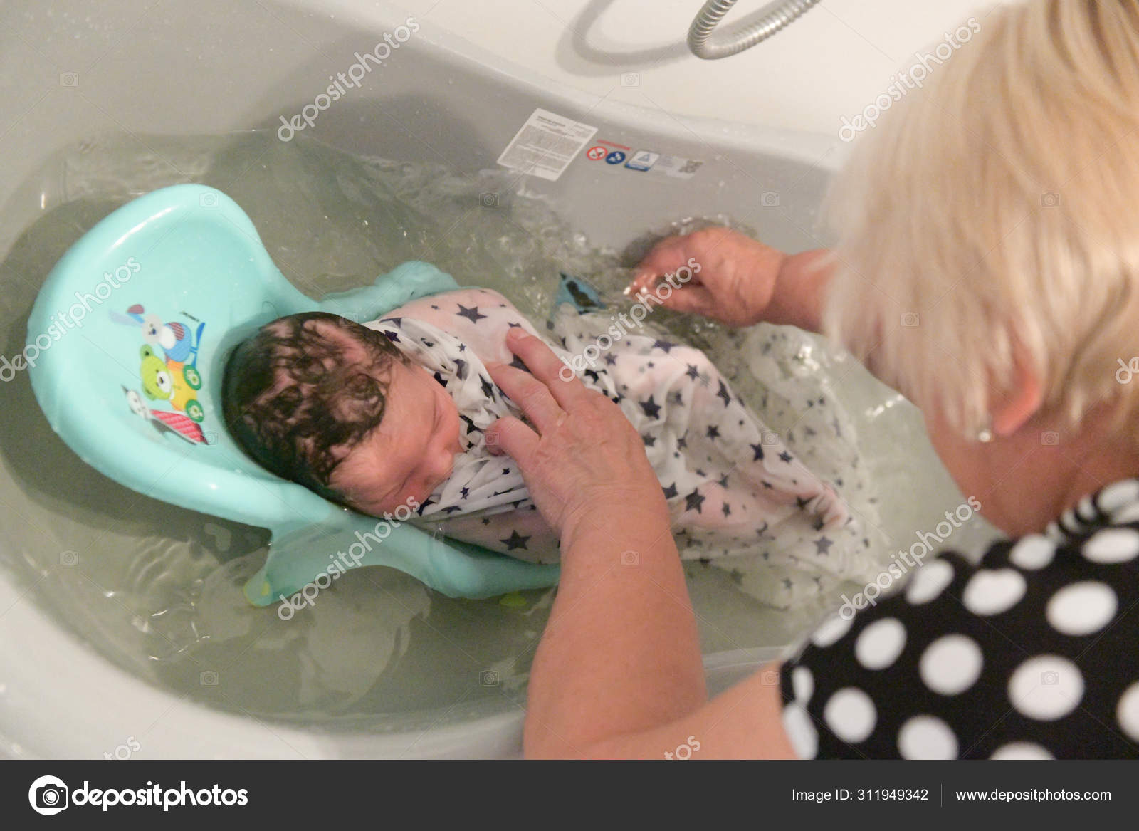 Новорожденному попала вода в ухо при купании. Купание грудничка. Купание новорожденного ребенка. Купание малыша после роддома. Первые купания новорожденных.