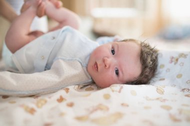 Yeni doğan bebek uyuduktan sonra uyandı. Çocuk tatlı bir rüyadan sonra uyandı.