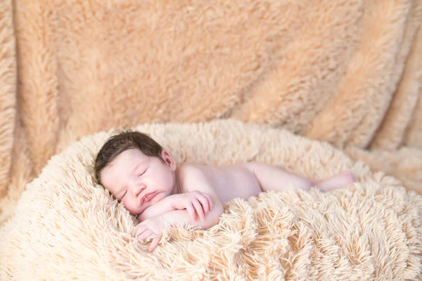 Neugeborene schlafen auf einer weichen Decke. sanft schlafendes Neugeborenes auf hellem Hintergrund — Stockfoto