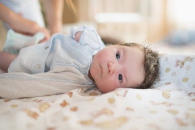 Asyalı ebeveynlerin yeni doğmuş bebeklerin parmaklarını tutarken çekilmiş portresi, yakın çekim annesinin yeni doğmuş bebeklerini tutarken çekilmiş resmi. Aile sağlık hizmetleri ve sağlık hizmetleri bir arada. Mutlu anneler günü konsepti.