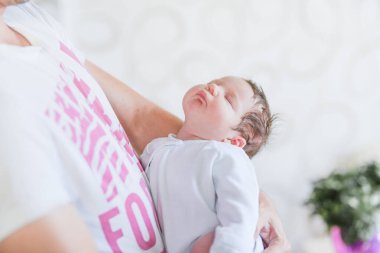 Velilerin şefkatli elleri. Çocuğun ayakları babasının ellerindeydi. Baba ve bebeği. Mutlu aile kavramı. Çocuk desteğinin güzel kavramsal görüntüsü.