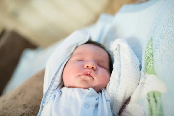 Newborn baby sleeps with arms raised. A two week old baby boy, fast asleep with his arms raised. — Stock Photo, Image