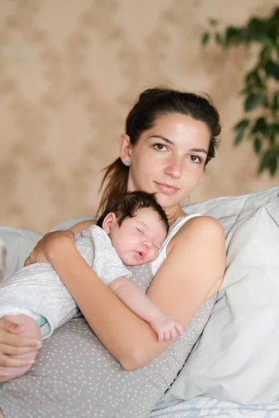 Mother hands. Mother holding head of her newborn son in hands. The baby on hands at mum. Loving mother hand holding cute sleeping newborn baby child — Stock Photo, Image