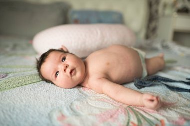 Bebeğim, kapat. Ebeveyn odasındaki kanepede uzanıyordu. Yeni doğmuş bir bebeğin battaniyenin üzerinde kıvrılıp uyuduğu bir resim.