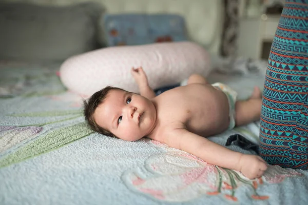 Madre viste al niño. Mamá viste a su hijo. recoge al bebé para dar un paseo — Foto de Stock