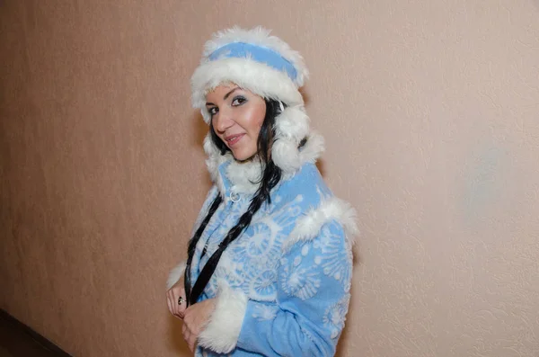 Young Snow Maiden. Sexy woman dressed in the traditional Russian New Year's costume Snow Maiden, a girl in a blue New Year's suit. — Stockfoto