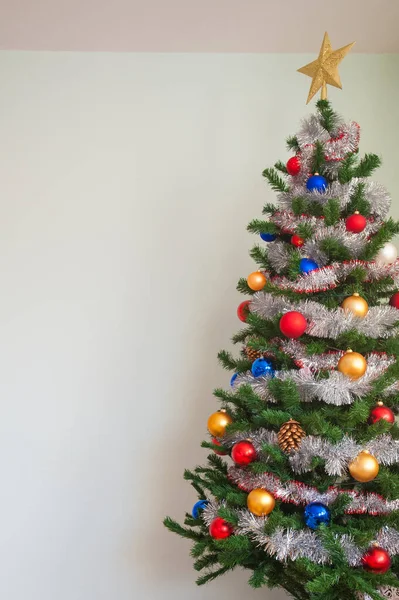 Karácsonyi dekoráció a karácsonyfán. Díszített karácsonyfa. Gyönyörű dekoráció. — Stock Fotó