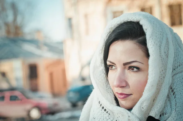 Girl in a white scarf on her head. Girl close up. A woman ties a scarf over her head. — Stock Photo, Image