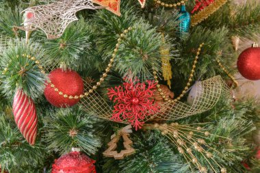 Noel ağacında Noel süslemeleri. Madalyalı Noel ağacı. Güzel dekorasyon..