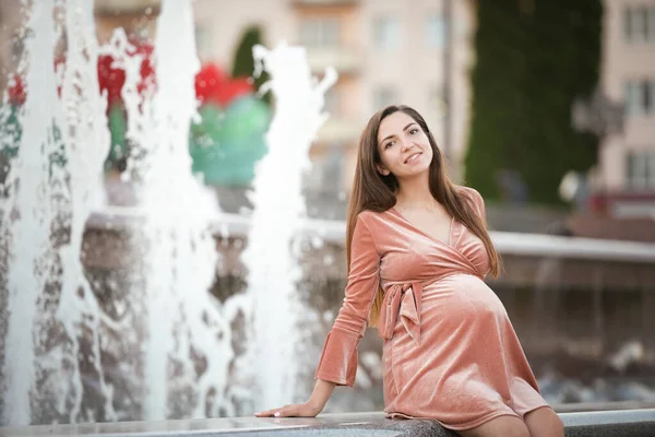 Вагітна дівчина біля фонтану. щаслива і безтурботна вагітність . — стокове фото