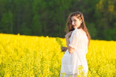 Yaz hamileliği, sıcak mevsimde. Sıcak bir yaz gününde hamile bir kadının güzel bir portresi. Hamilelik ve sezon konsepti