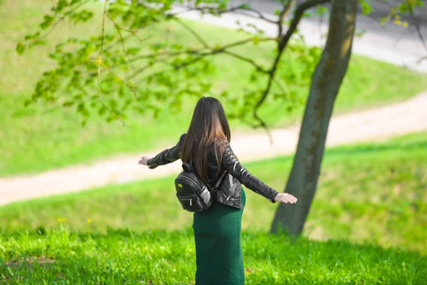 Chica embarazada disfruta de la vida. retrato de una hermosa mujer embarazada. La feliz dama sonrió y quedó encantada. Brazos extendidos y girando con felicidad . —  Fotos de Stock