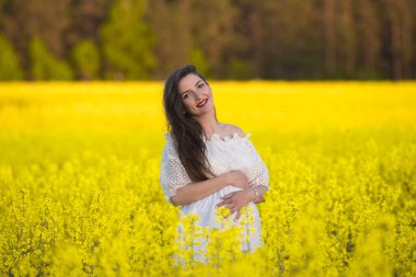 Gençliğinde hamilelik. Genç, güzel, hamile bir kadın, hamilelik arzuyla doluyken en güzel çağındadır.