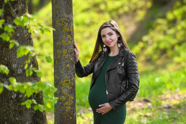 Genç hamilelik, annelik, insanlar ve beklenti konsepti. Koca göbekli mutlu hamile kadın. — Stok fotoğraf