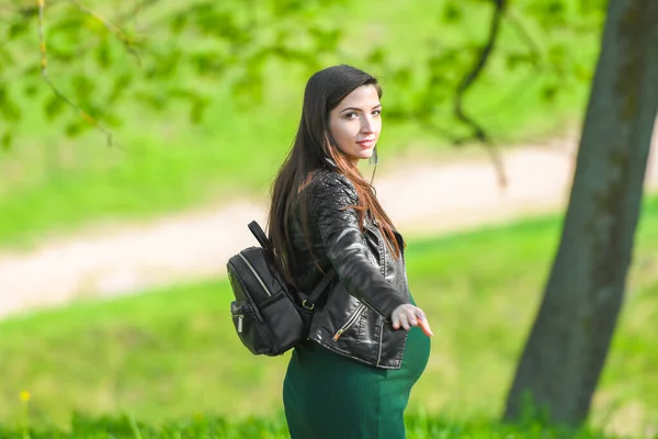 Chica embarazada disfruta de la vida. retrato de una hermosa mujer embarazada. La feliz dama sonrió y quedó encantada. Brazos extendidos y girando con felicidad . — Foto de Stock