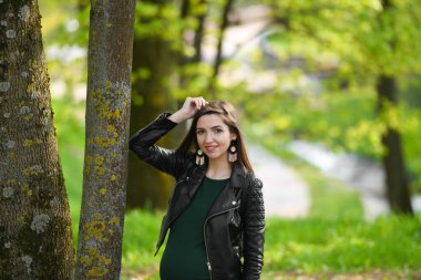 Genç hamilelik, annelik, insanlar ve beklenti konsepti. Koca göbekli mutlu hamile kadın.