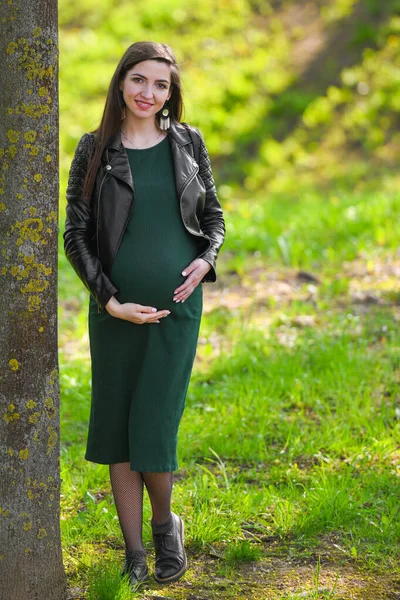 Porträt einer schönen schwangeren Brünette. junge schöne schwangere Frau mit langen dunklen Haaren. — Stockfoto