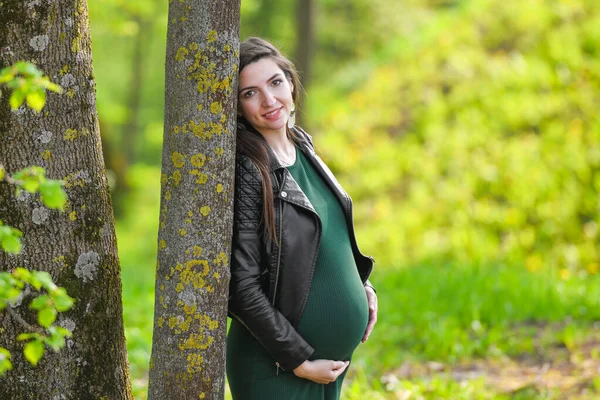 따뜻 한 날씨에 임신. 행복 한 임신 과 엄마로서의 개념이지. 야외에서 신선 한 공기와 따뜻 한 날씨를 즐기는 임신 한 젊은 여자 — 스톡 사진