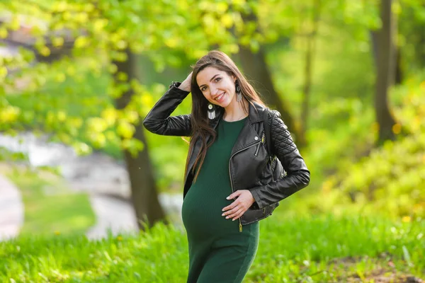 Porträt einer schönen schwangeren Brünette. junge schöne schwangere Frau mit langen dunklen Haaren. — Stockfoto