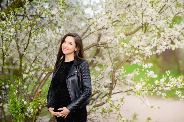 Hermosa morena embarazada. Hermosa mujer embarazada. Hermosa chica embarazada al aire libre. Morena con cabello largo señora - embarazo feliz . — Foto de Stock