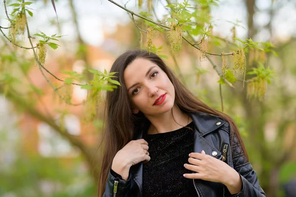 Chica embarazada en el jardín de otoño. Hermoso retrato del vientre de una mujer embarazada en un cálido vestido de punto en el colorido bosque de otoño en septiembre. El concepto de embarazo y la temporada —  Fotos de Stock