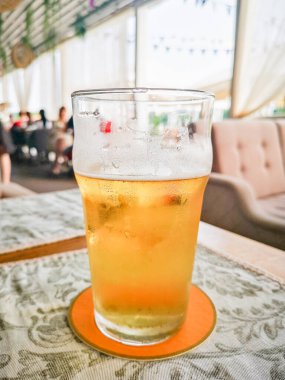 Sis bardağında bir bardak bira ve bir damla. Kafede dinlen, bar..