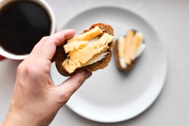 Kahveli sabah sandviçi. Peynirli ekmek ve tereyağı.