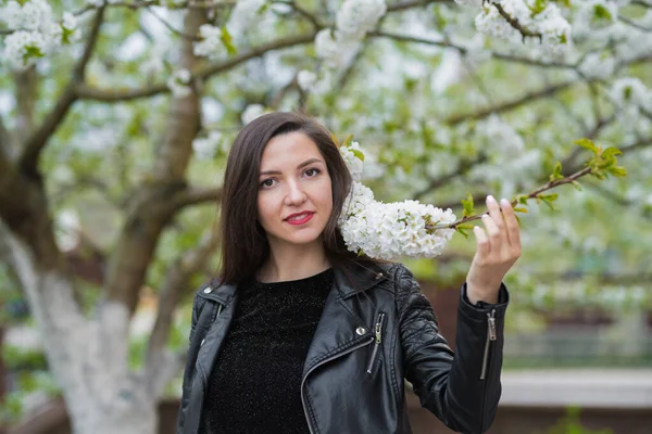 Une fille enceinte dans le jardin. Femme enceinte se sentant heureuse avec une nouvelle vie à la maison de jardin tout en prenant soin de son enfant. La jeune mère enceinte tenant le bébé dans le ventre enceinte. Soins prénatals de maternité — Photo