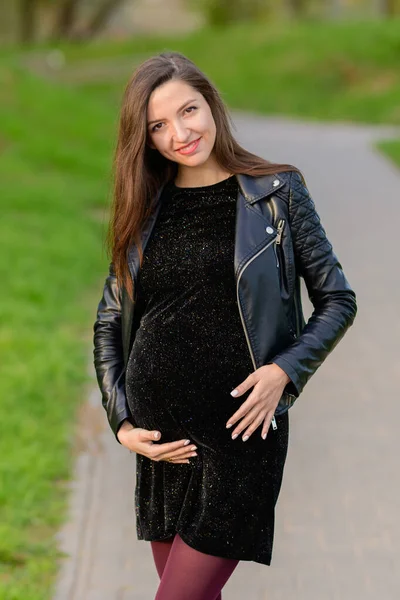 Beautiful pregnant brunette. Beautiful pregnant woman. Gorgeous pregnant girl outdoors. Brunette with long hair lady - happy pregnancy. — Stockfoto